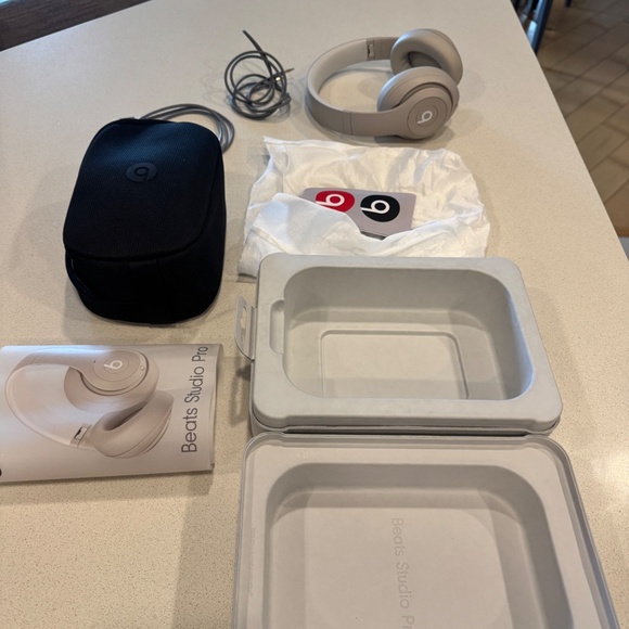 LIKE NEW BEATS HEADPHONES - Picture 5 of 5